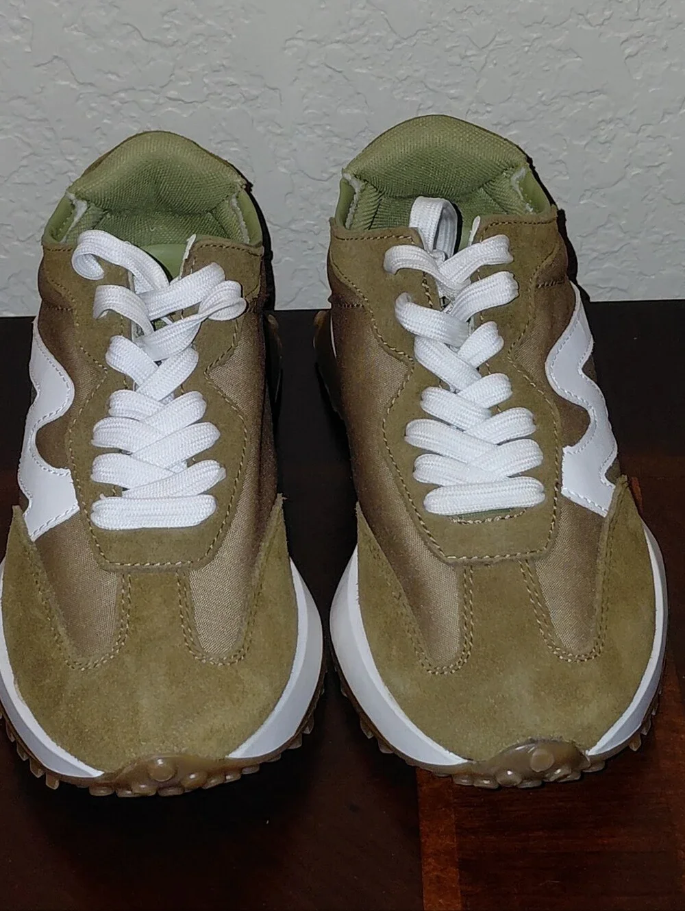 Steve Madden Women's Sz 7.5M Campo Olive White Logo Sneakers Comfort NWT - Picture 2 of 13